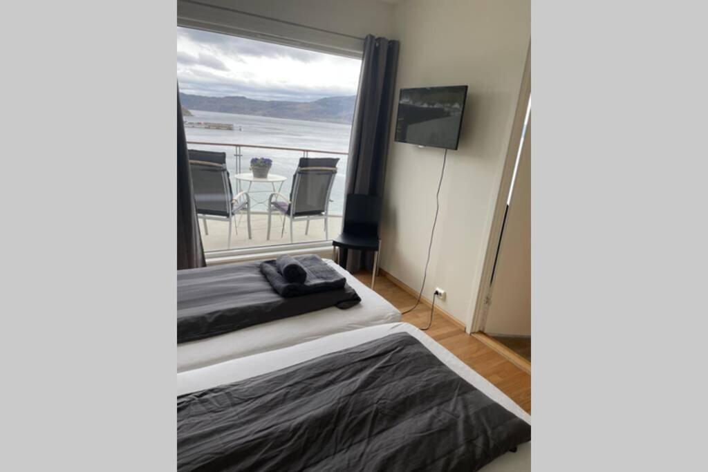 Flott Leilighet Med Spektakulaer Utsikt! Hjelmeland Luaran gambar